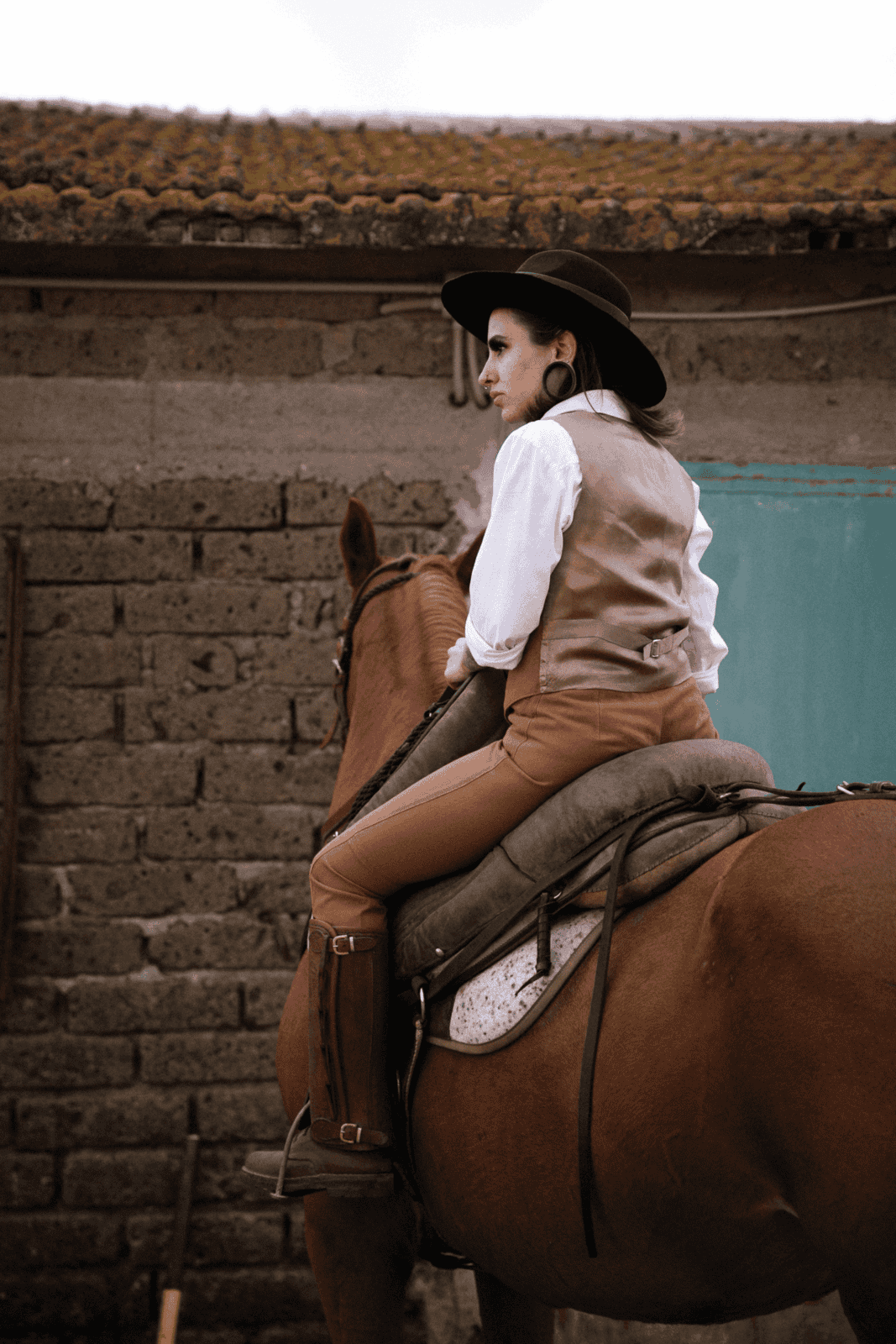 A cowgirl rides horse.